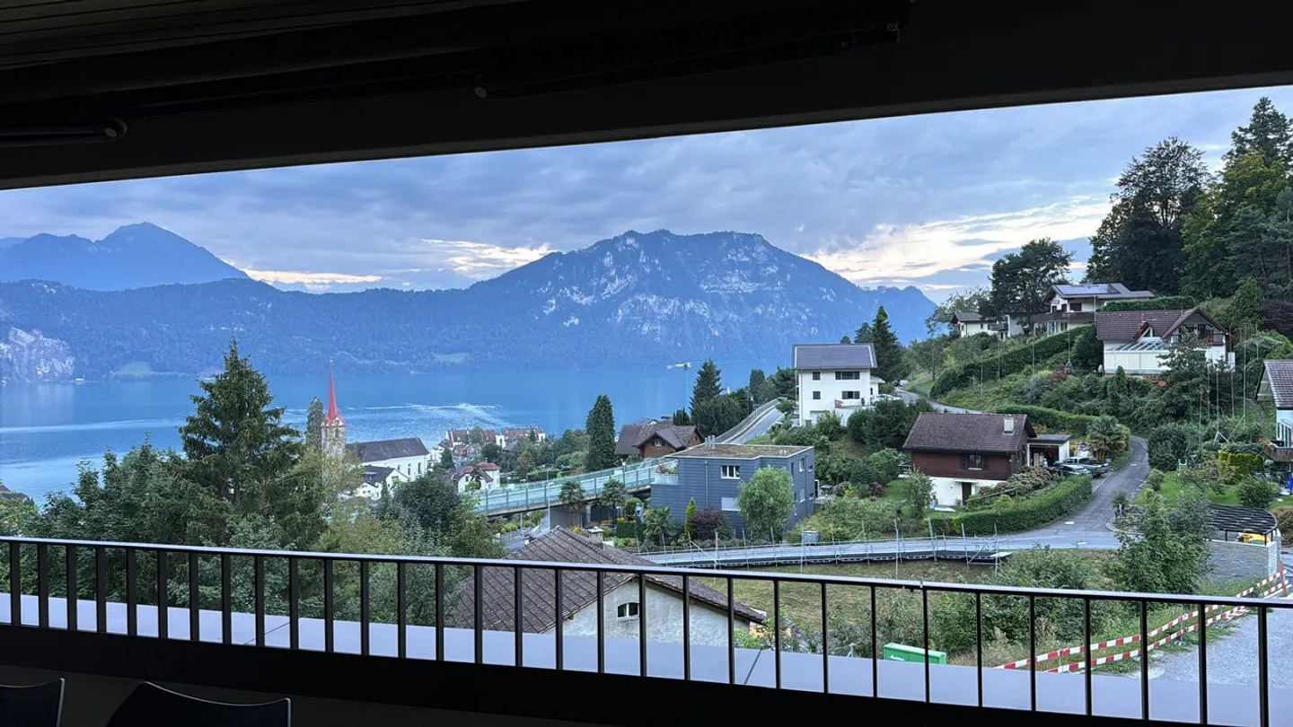 Furnished 3.5-room duplex with panoramic view, large terrace and double garage in Weggis - Photo 2 of 4