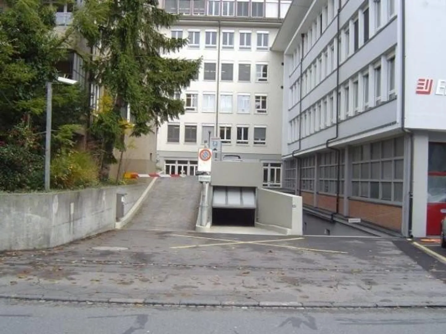 Place de parking centrale dans le quartier de Mattenhof - Photo 1 sur 5