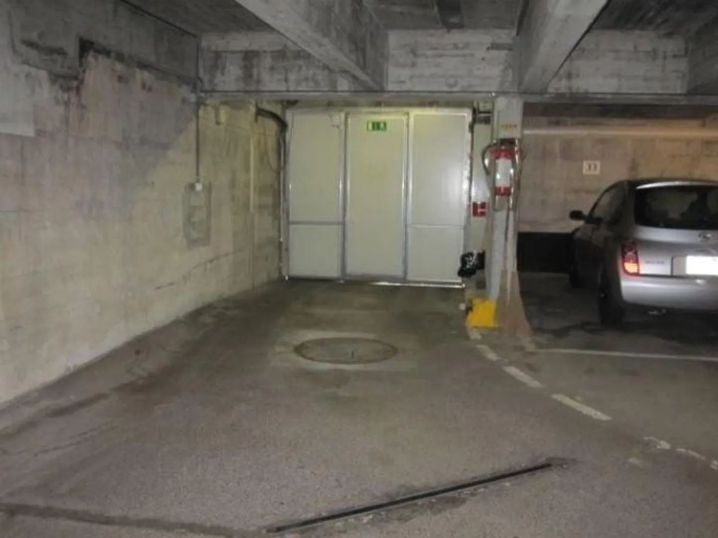 Place de parking centrale dans le quartier de Mattenhof - Photo 2 sur 5