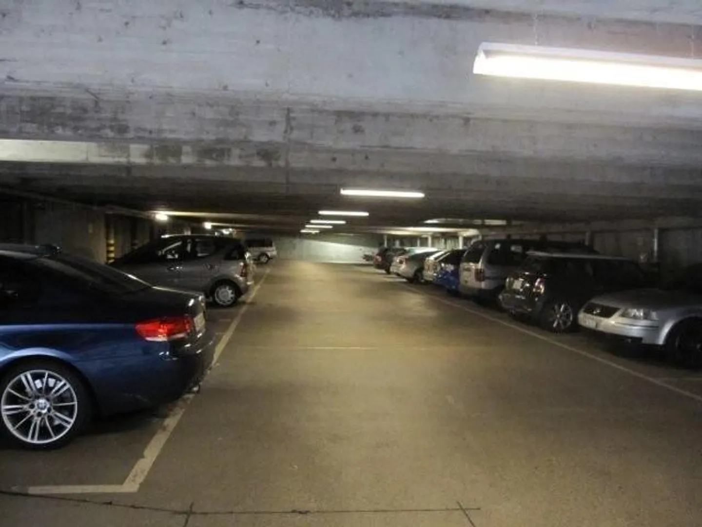 Place de parking centrale dans le quartier de Mattenhof - Photo 3 sur 5