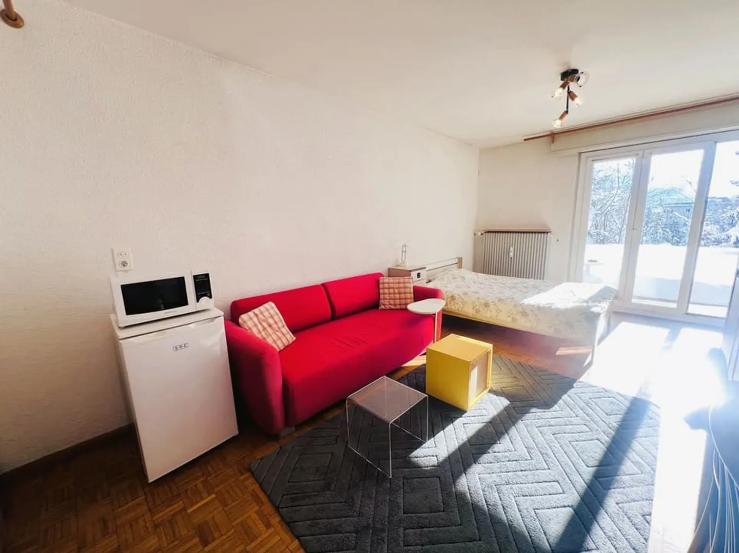 Bel monolocale parzialmente ristrutturato - Spazioso e luminoso - Luogo molto tranquillo - Bene - Foto 2 di 12