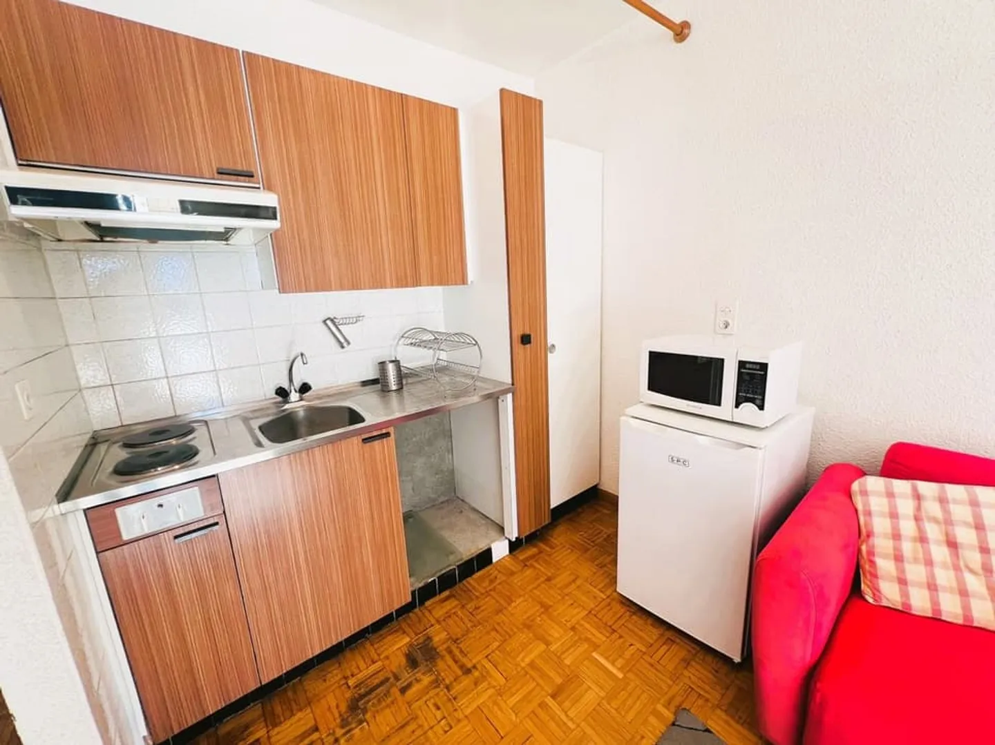 Bel monolocale parzialmente ristrutturato - Spazioso e luminoso - Luogo molto tranquillo - Bene - Foto 5 di 12