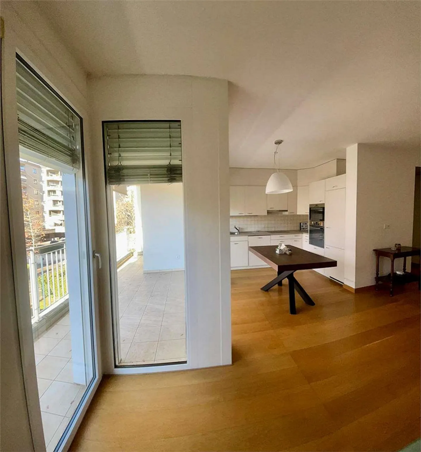 Spacious and bright 2.5-room apartment with large terrace - Photo 3 of 13