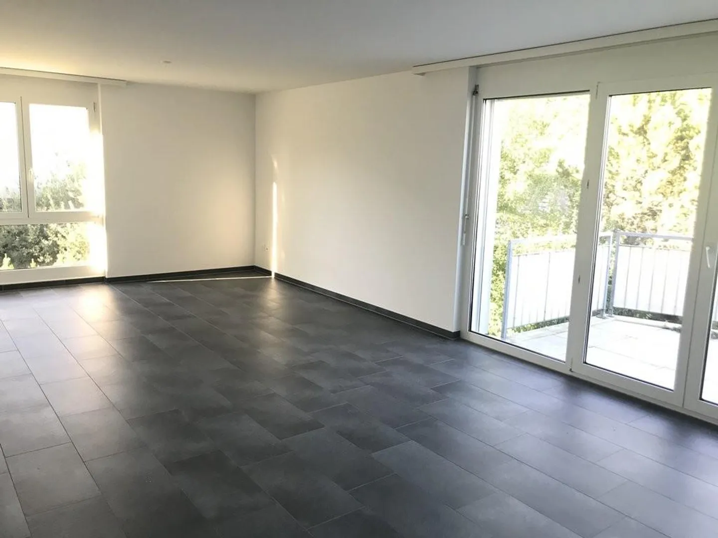 Bright and spacious apartment with lake view - Photo 2 of 12