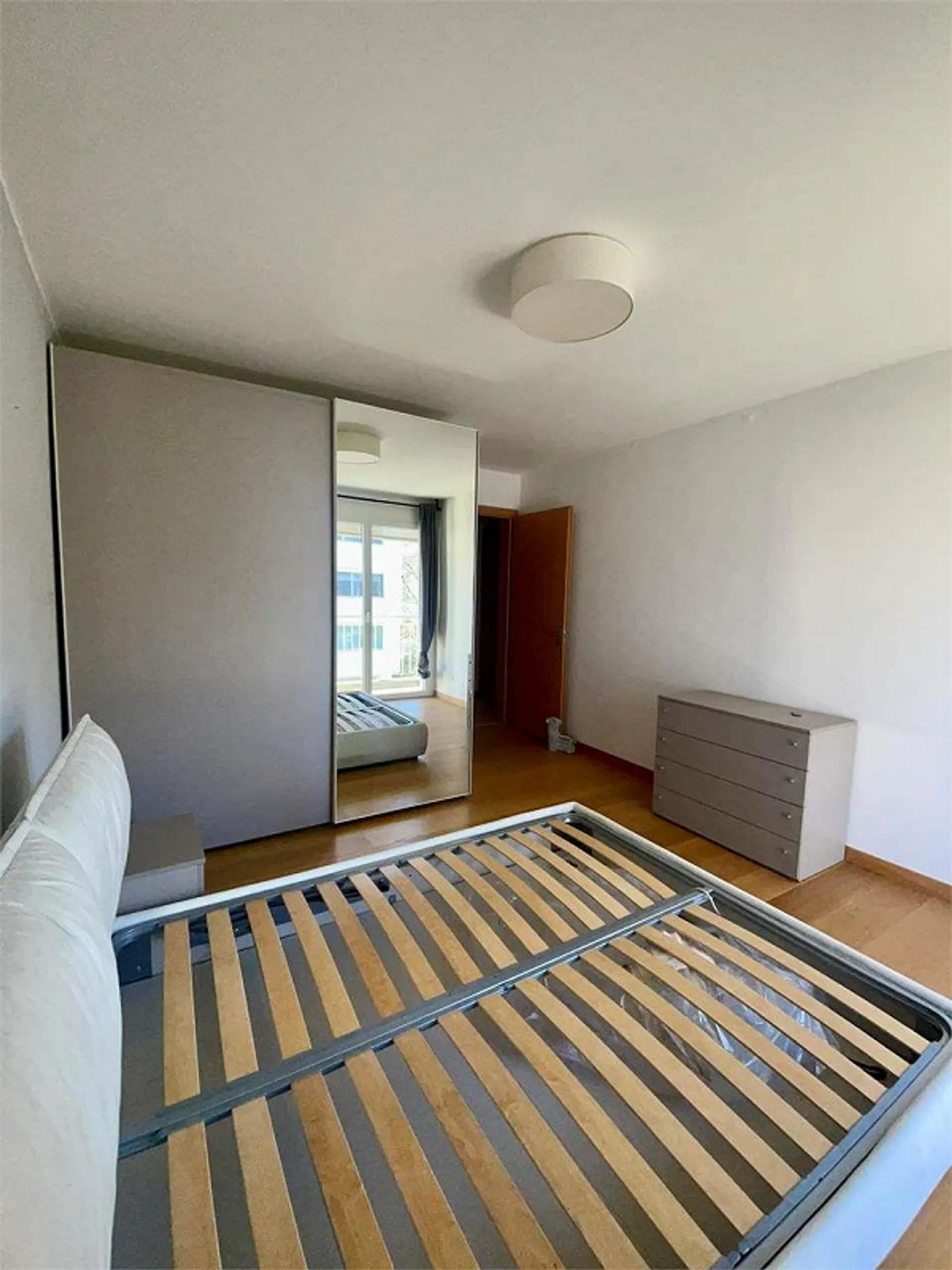 Spacious and bright 2.5-room apartment with large terrace - Photo 8 of 13