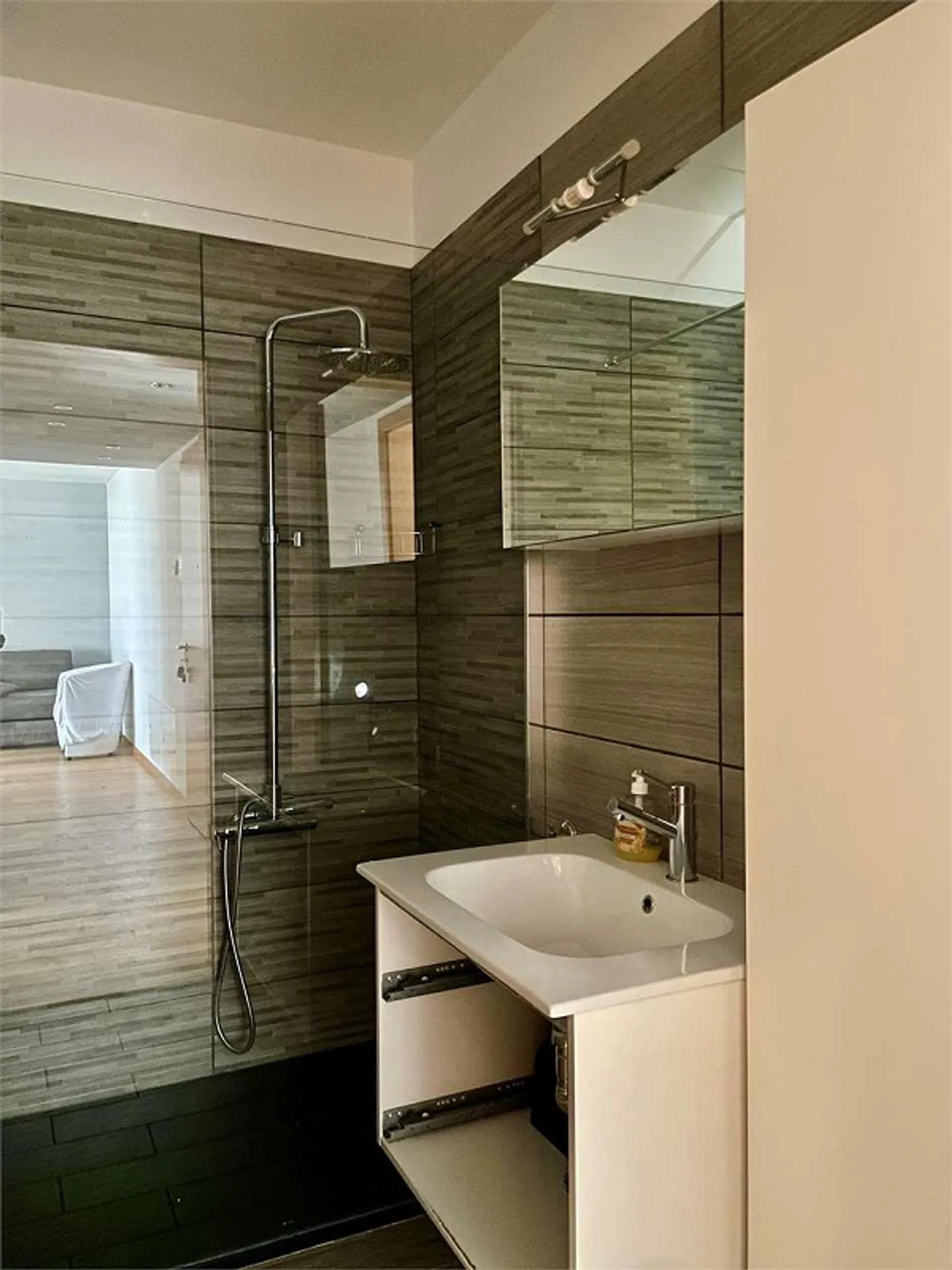 Spacious and bright 2.5-room apartment with large terrace - Photo 10 of 13