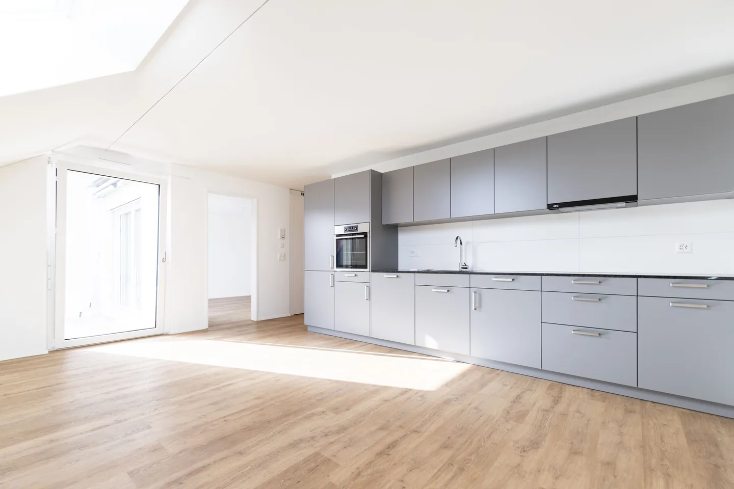 Modern 2.5-room attic apartment for rent - Photo 2 of 3