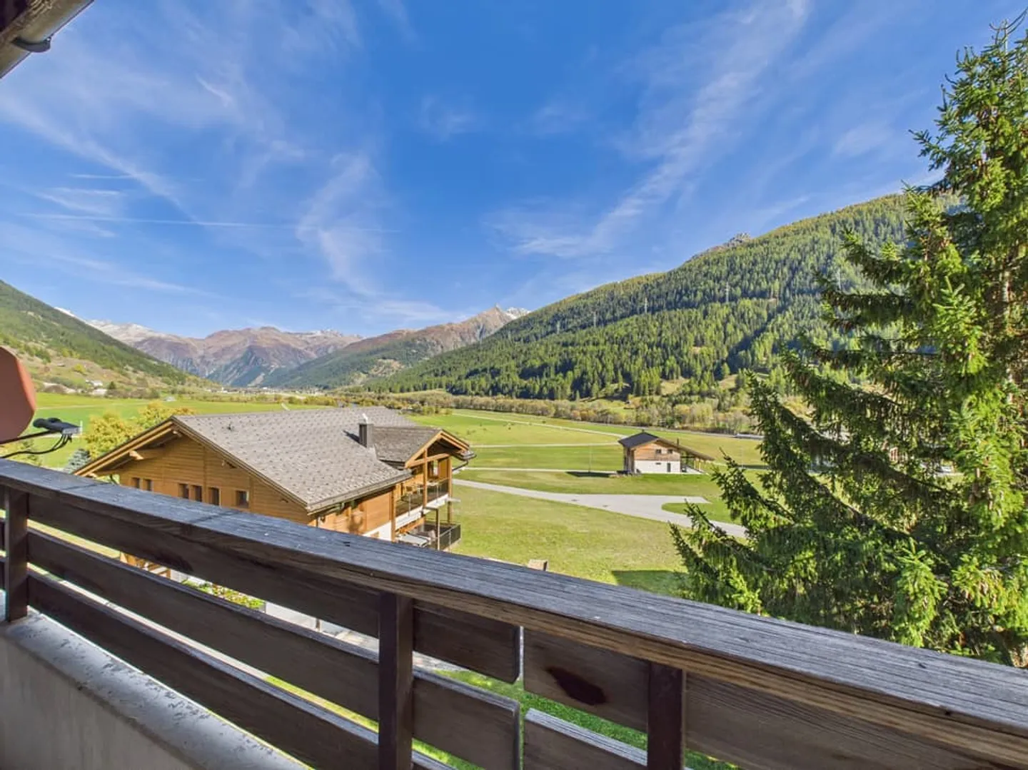 Due appartamenti con spazio commerciale nel Goms - Foto 1 di 11