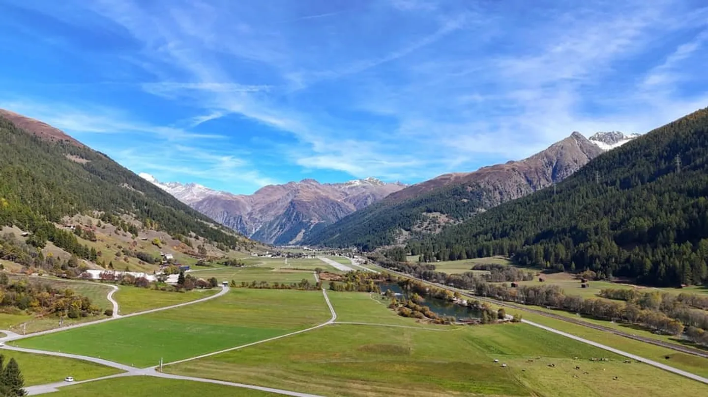 Due appartamenti con spazio commerciale nel Goms - Foto 2 di 11