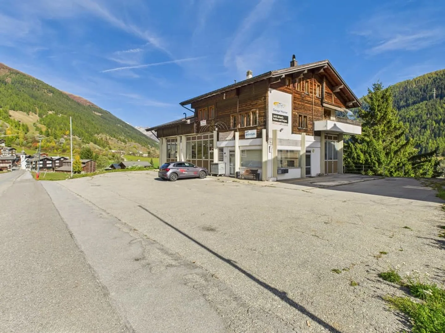 Due appartamenti con spazio commerciale nel Goms - Foto 3 di 11