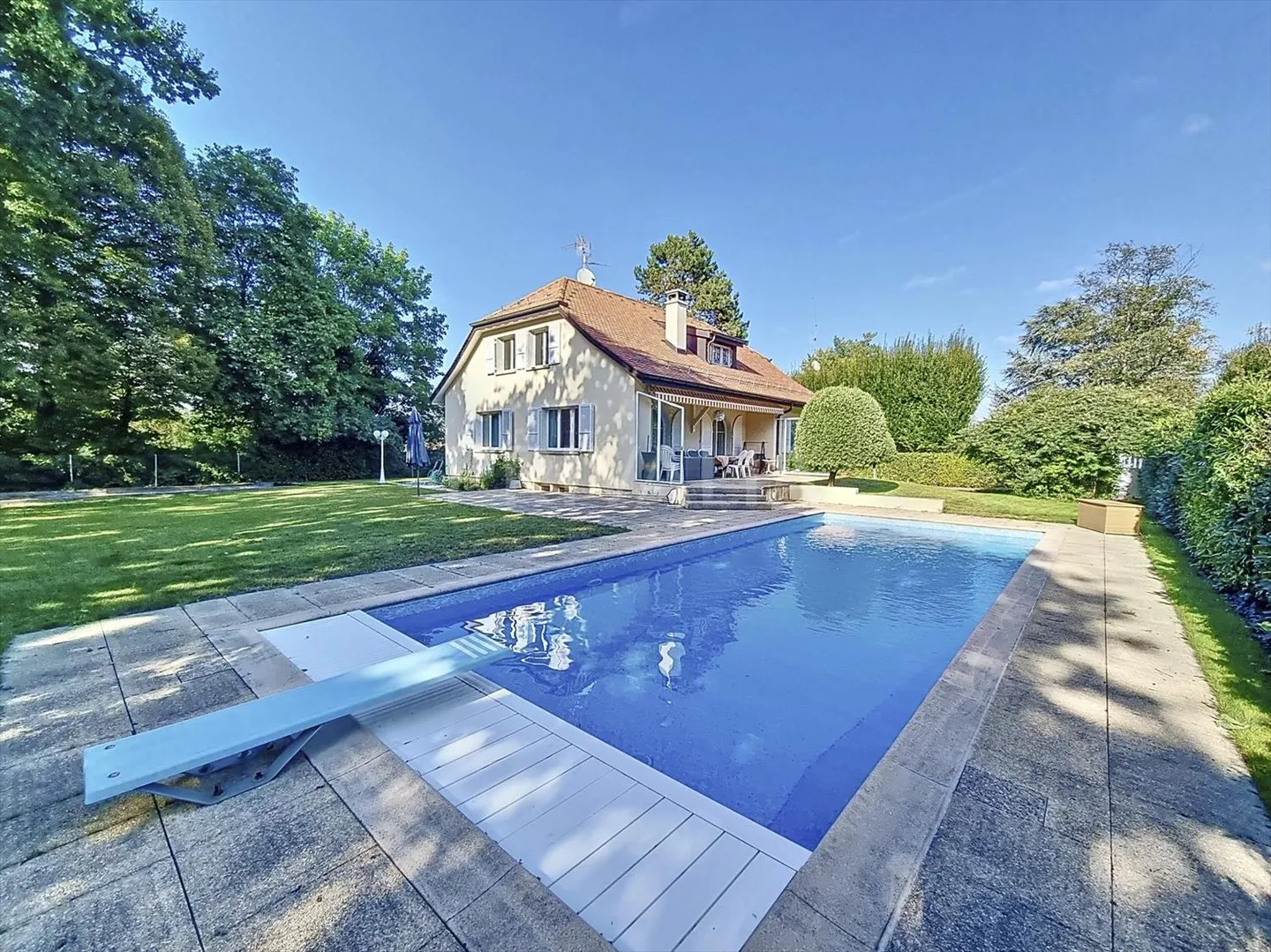 Charming individual villa with pool in a quiet and green environment - Photo 1 of 13