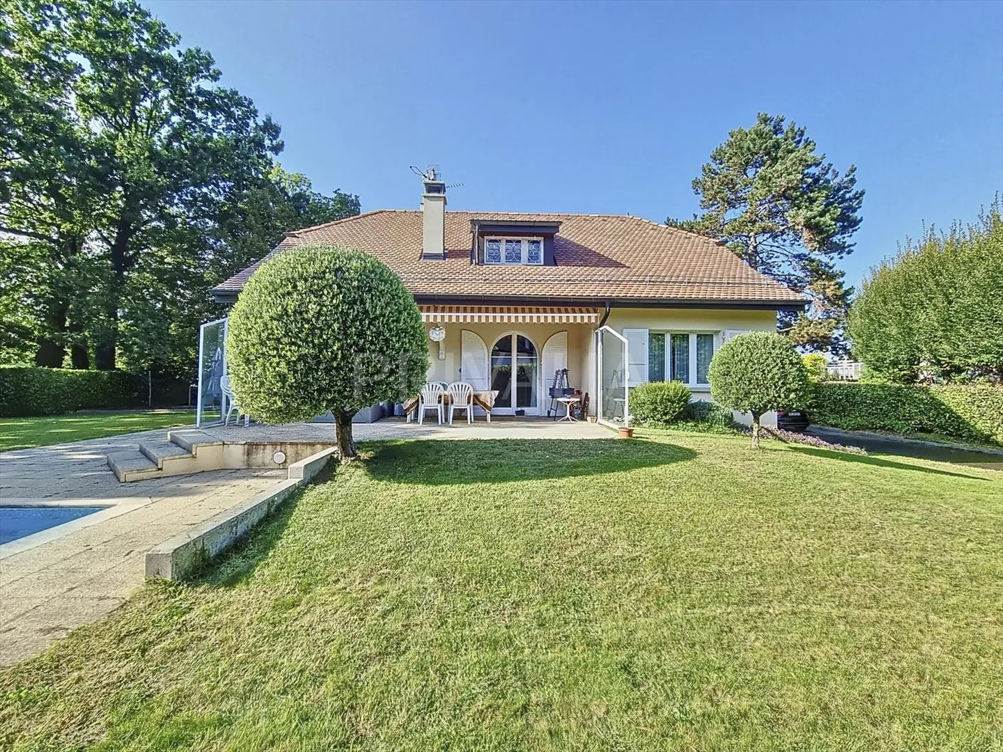 Charming individual villa with pool in a quiet and green environment - Photo 12 of 13