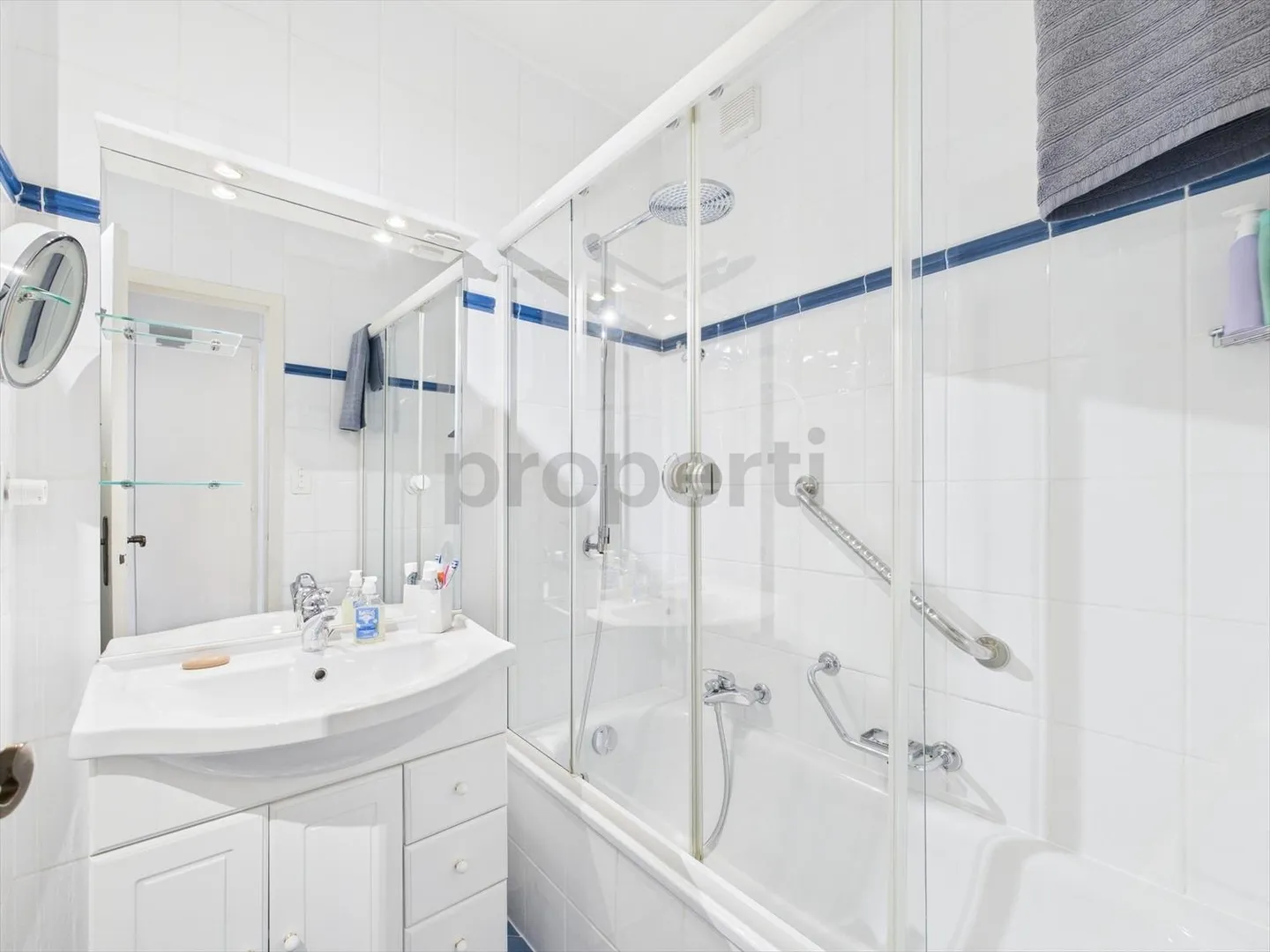 Bel appartement rénové avec vue imprenable sur le lac - Photo 7 sur 8