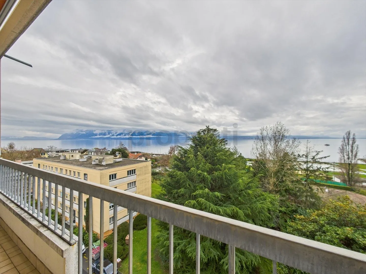 Bel appartement rénové avec vue imprenable sur le lac - Photo 1 sur 8