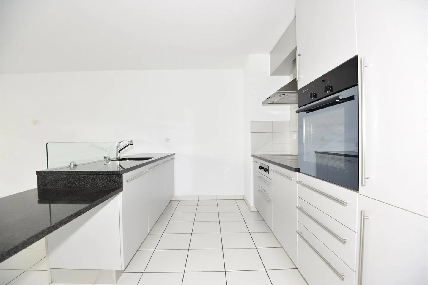 Zeitgenössisches Gebäude in einem Familienviertel - Foto 3 von 9