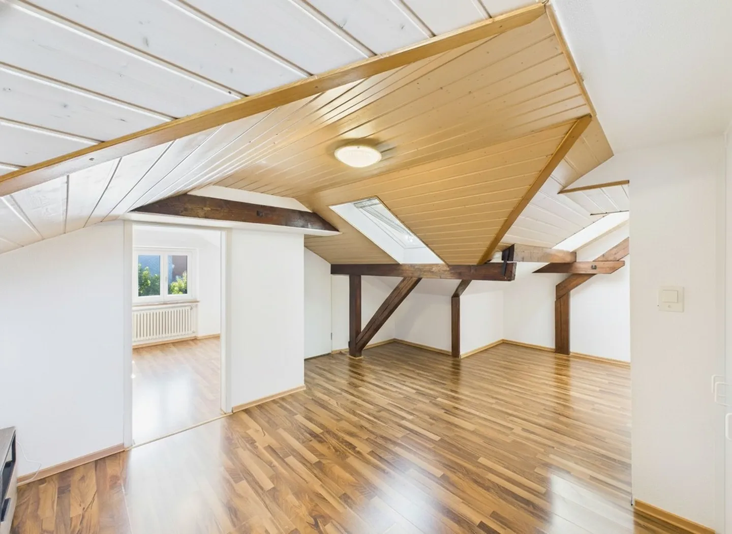 Bezahlbare Dachwohnung für Singles - Foto 1 von 7