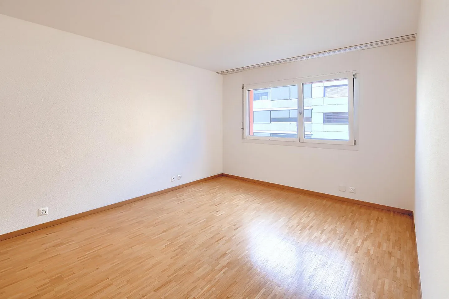 Zeitgenössisches Gebäude in einem Familienviertel - Foto 6 von 9