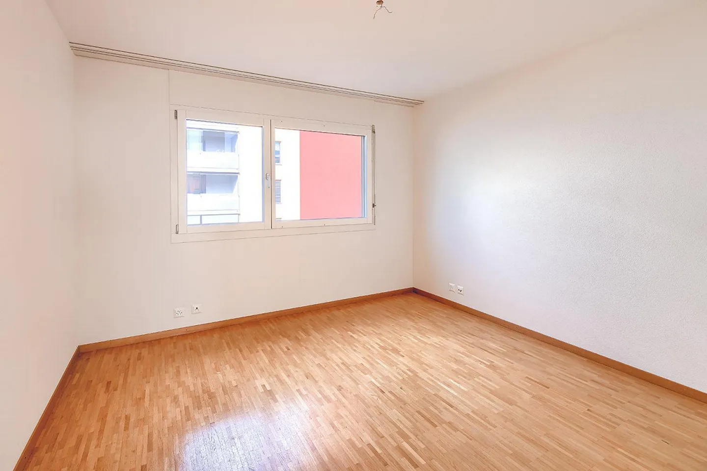 Zeitgenössisches Gebäude in einem Familienviertel - Foto 7 von 9