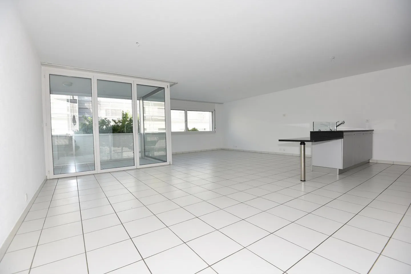 Zeitgenössisches Gebäude in einem Familienviertel - Foto 2 von 9