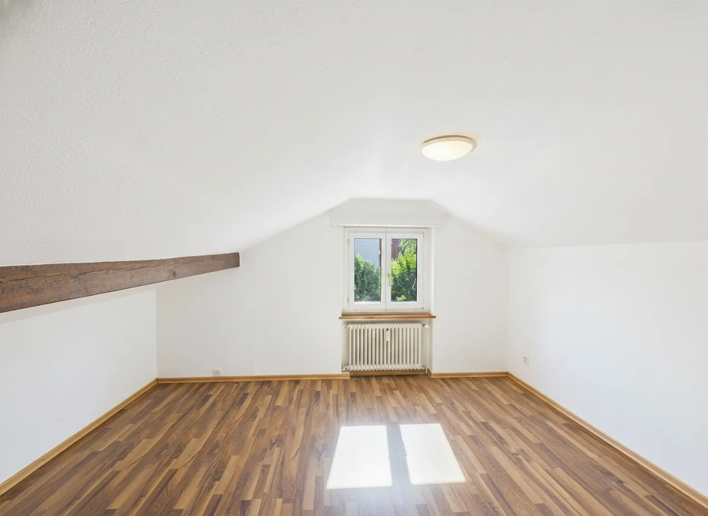 Bezahlbare Dachwohnung für Singles - Foto 2 von 7