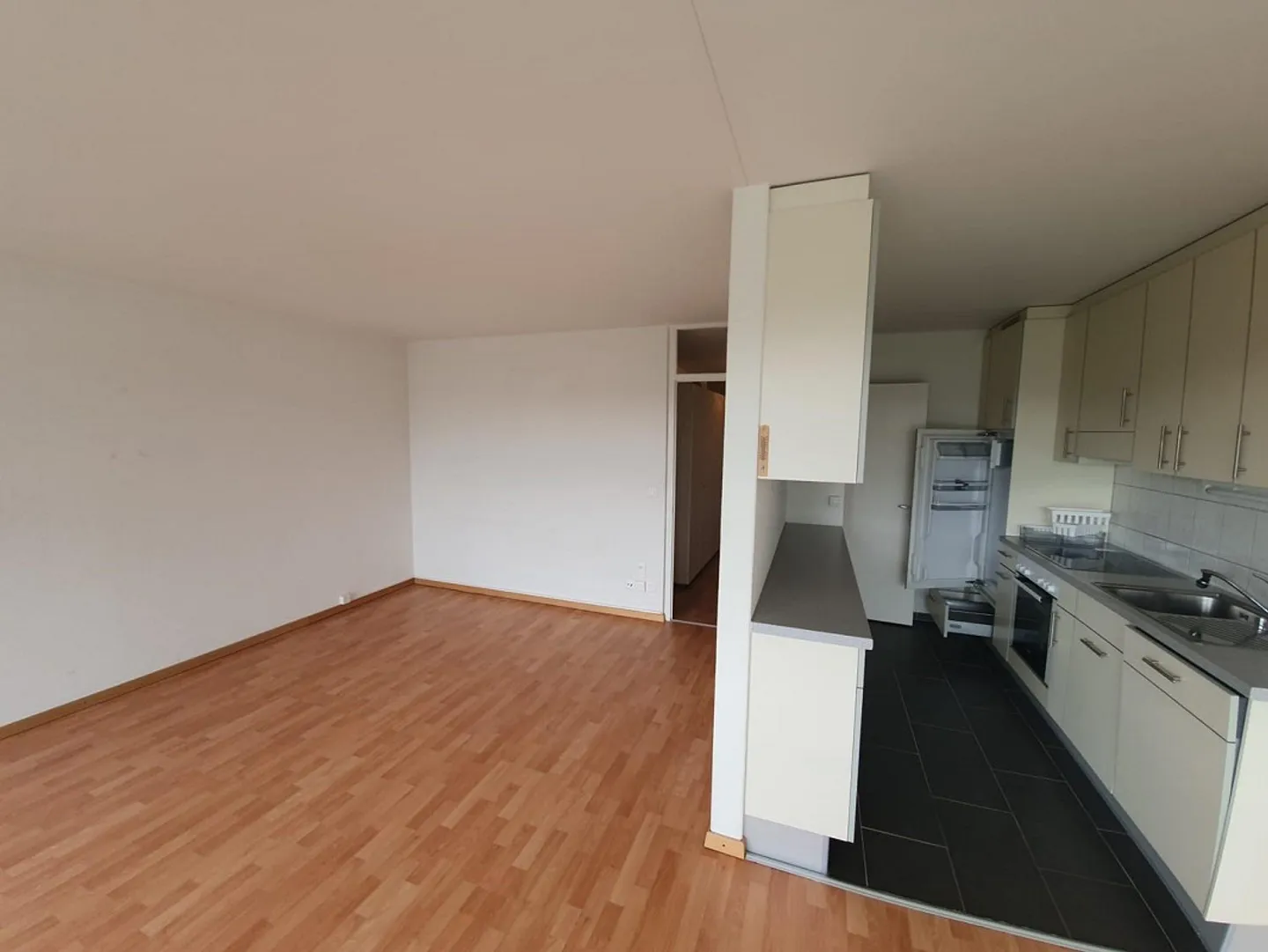 Bright 3-room apartment with balcony on the 5th floor in Burgdorf - Photo 2 of 7
