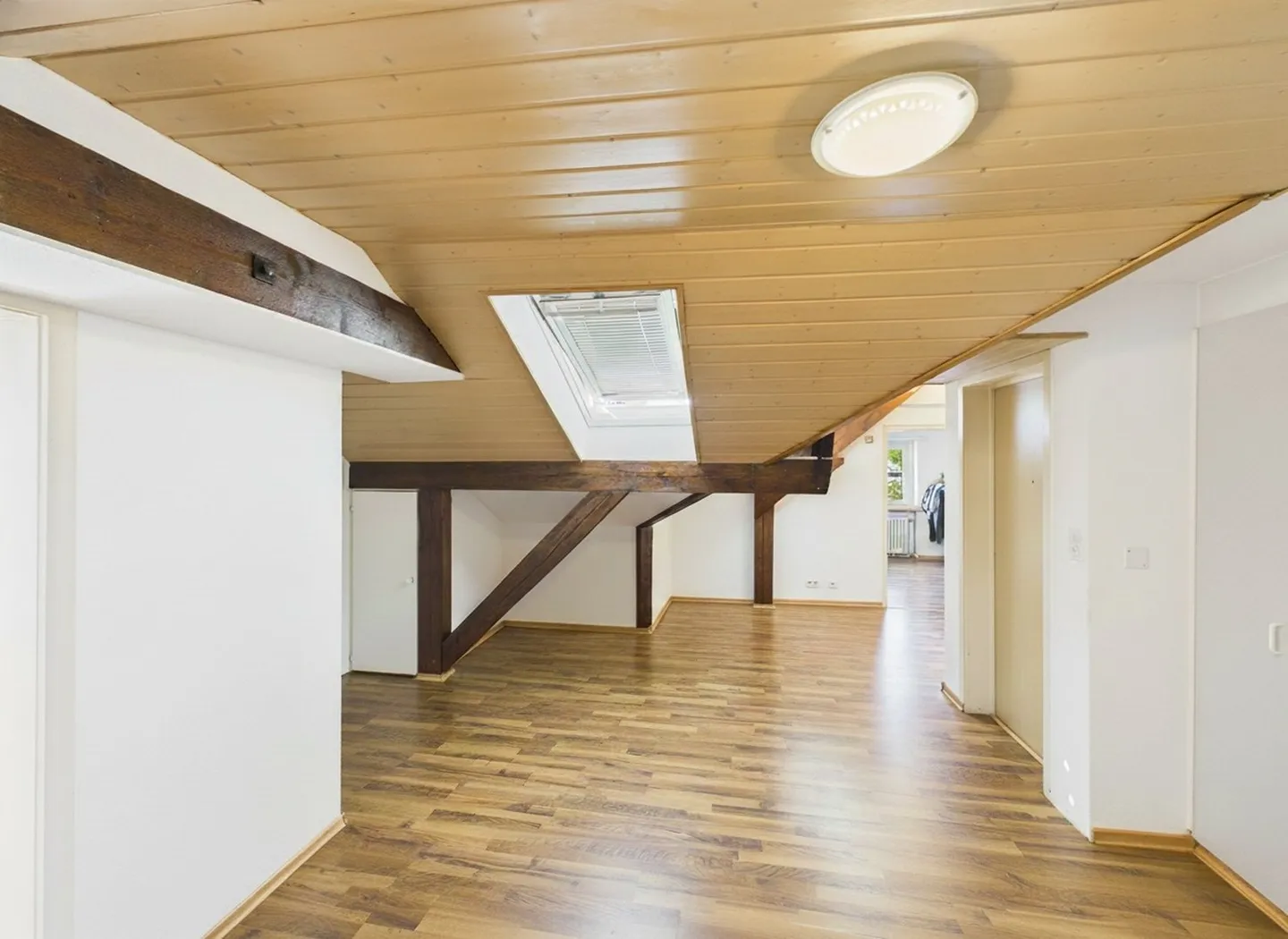 Bezahlbare Dachwohnung für Singles - Foto 3 von 7