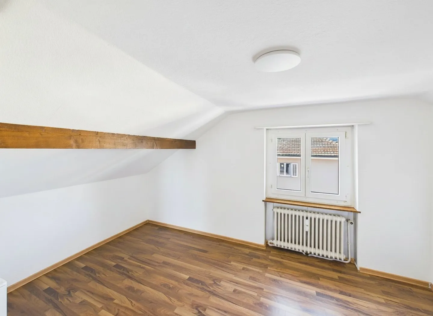 Bezahlbare Dachwohnung für Singles - Foto 4 von 7