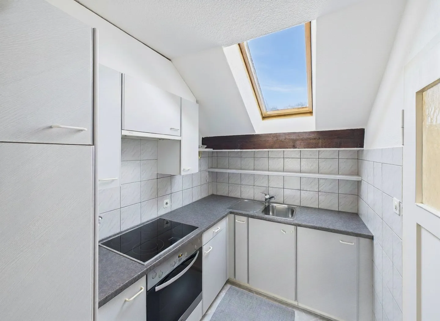 Bezahlbare Dachwohnung für Singles - Foto 5 von 7
