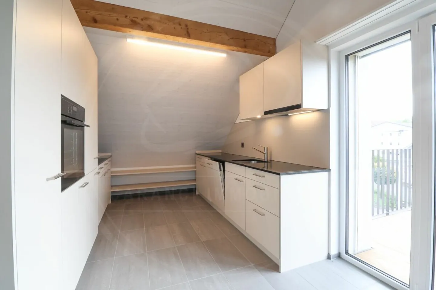 Spacieux nouveau penthouse de 1½ pièces avec charme ! - Photo 2 sur 7