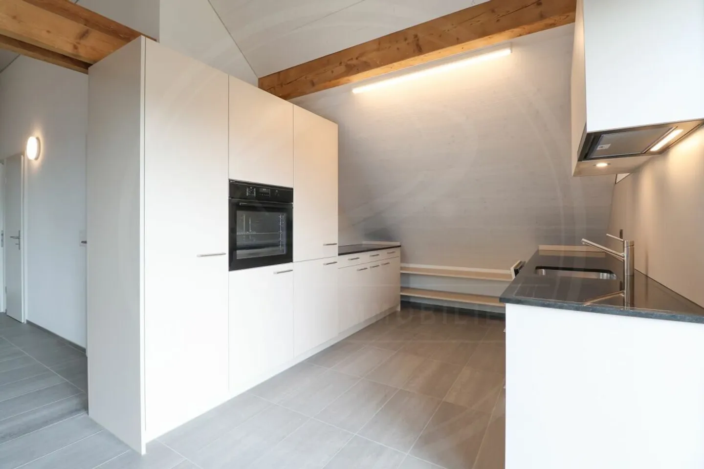 Spacieux nouveau penthouse de 1½ pièces avec charme ! - Photo 3 sur 7