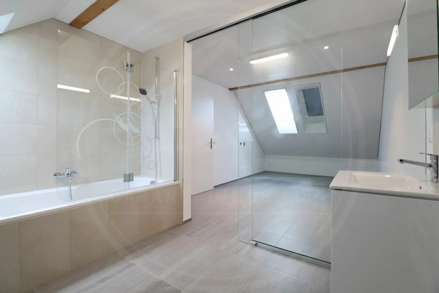 Spacieux nouveau penthouse de 1½ pièces avec charme ! - Photo 6 sur 7