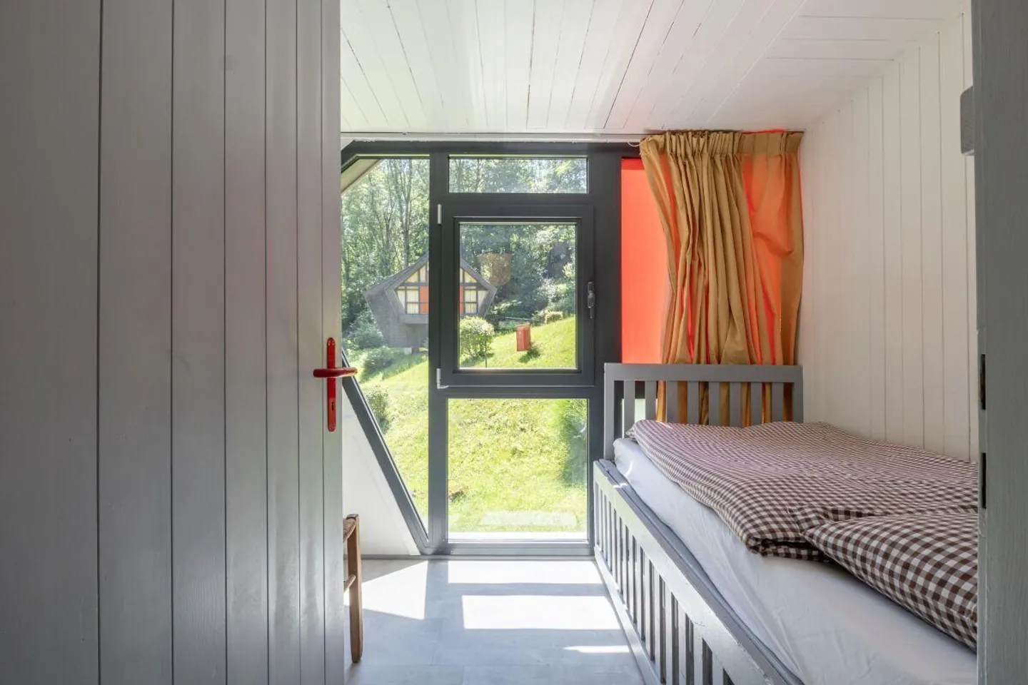 Renovated Bungalow immersed in a green oasis - Photo 4 of 6