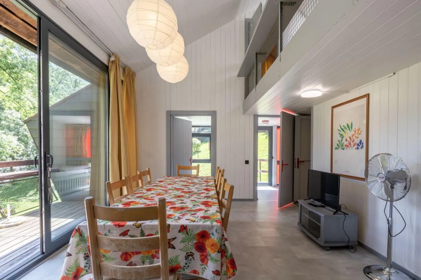 Renovated Bungalow immersed in a green oasis - Photo 5 of 6