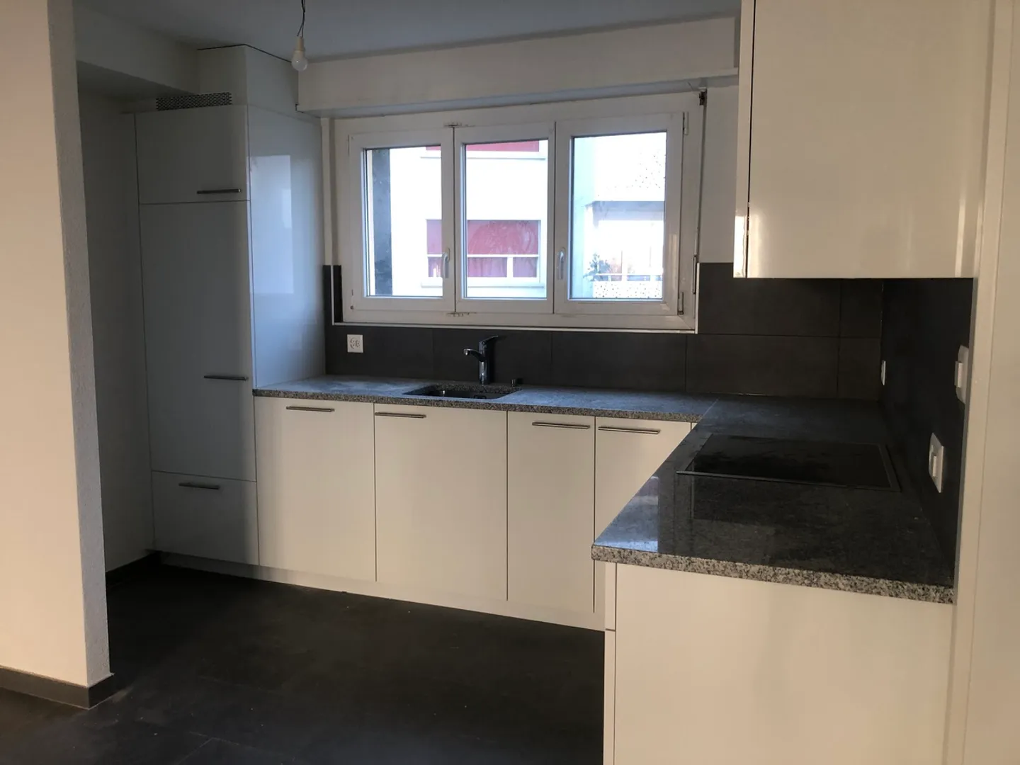 SCHÖNE 3-ZIMMER-WOHNUNG RENOVIERT IN EINEM GEBÄUDE MIT AUFZUG - Foto 2 von 7