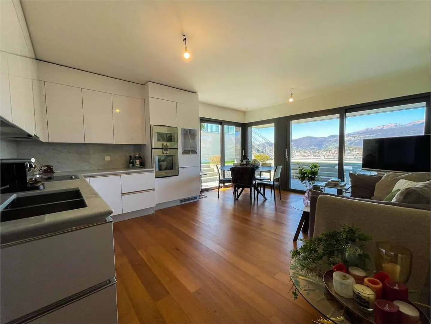Lugano-Albonago - Elegante Appartamento 3.5 Locali con Giardino Privat - Foto 3 di 6