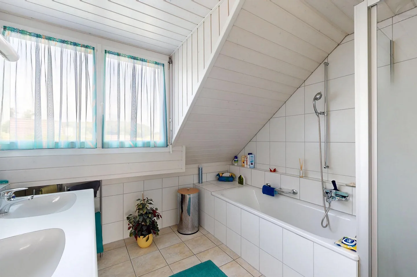 5.5-Room Corner House in Sunny Location - Photo 12 of 15