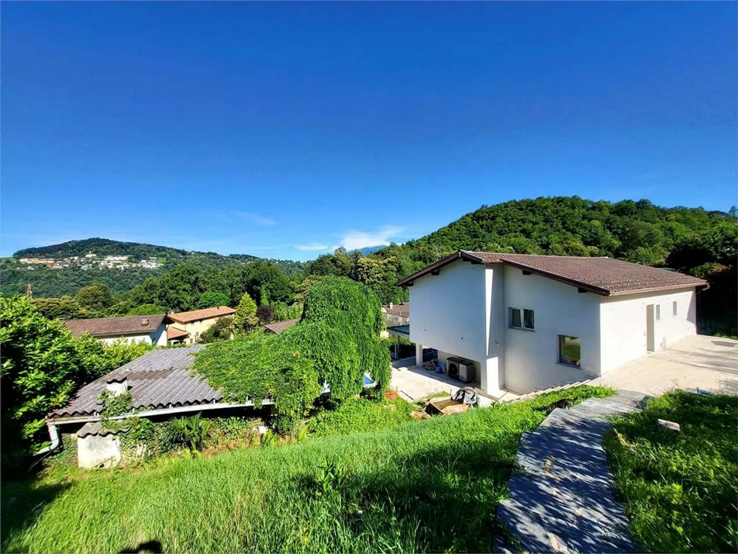 Casa di campagna esclusiva con piscina a Carabbia - Foto 1 di 8