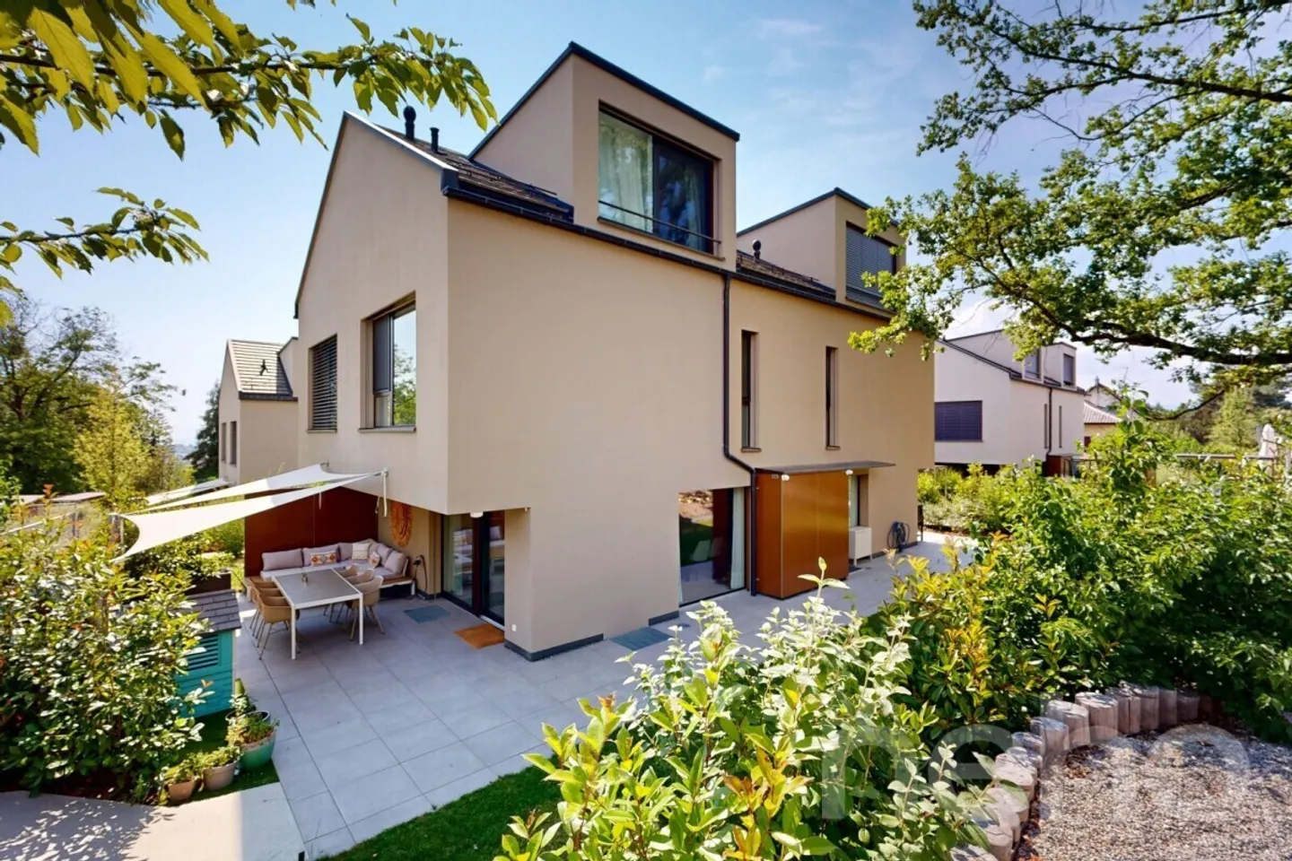 Elegante casa a schiera con giardino privato a Renens - Foto 3 di 12