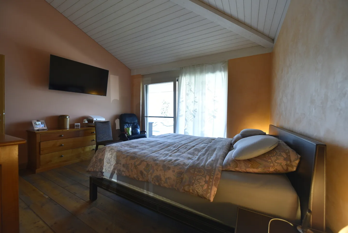 Detached Villa, Cemetery of Tranquility on the Shores of Lake Neuchâtel - Photo 8 of 18