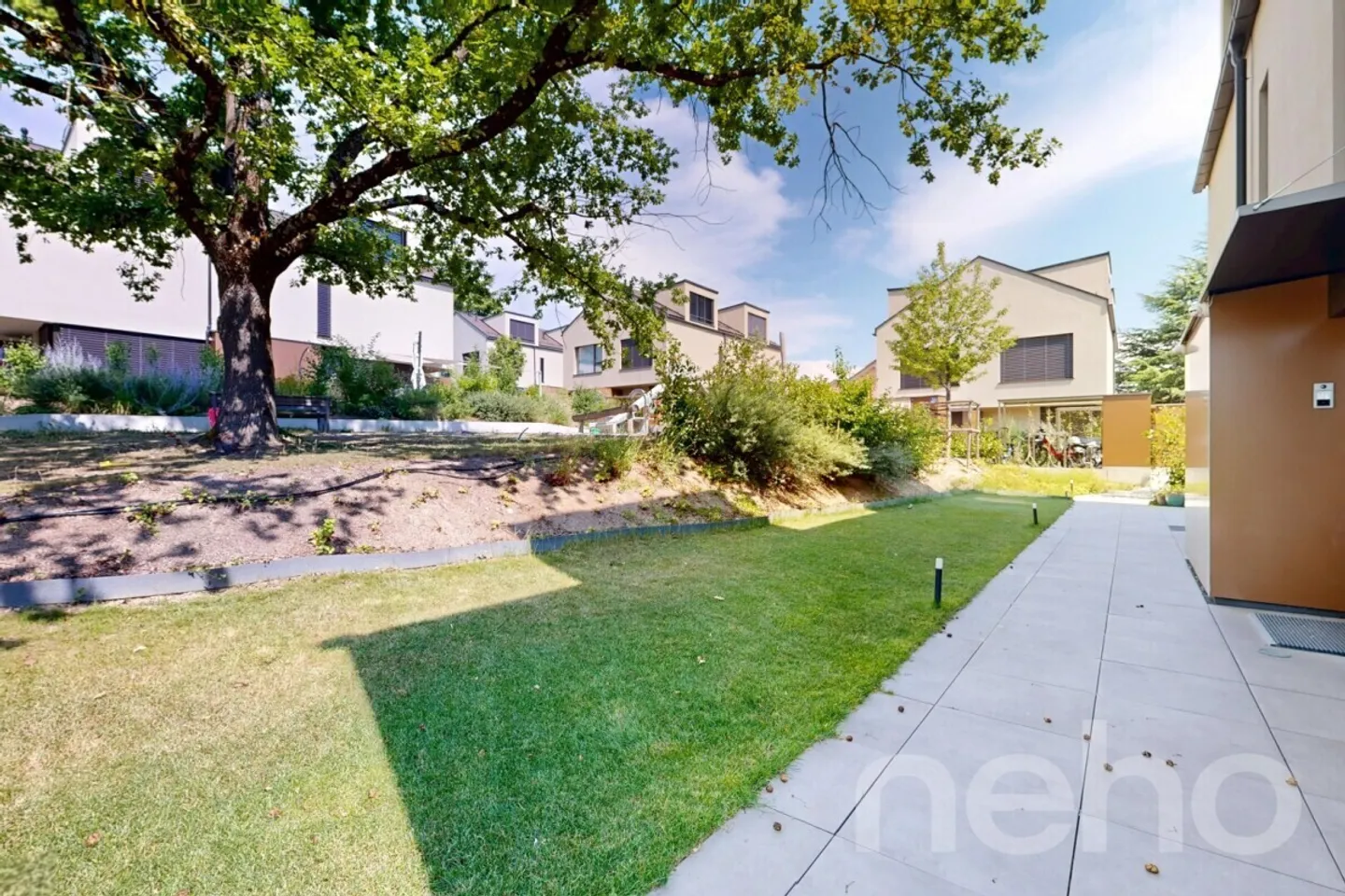 Elegante casa a schiera con giardino privato a Renens - Foto 8 di 12