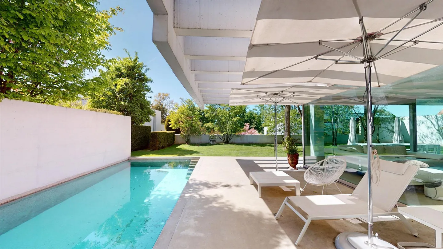 Translucent Spaces in Open Architecture - Generous Courtyard with Pool in Binningen - Photo 13 of 14
