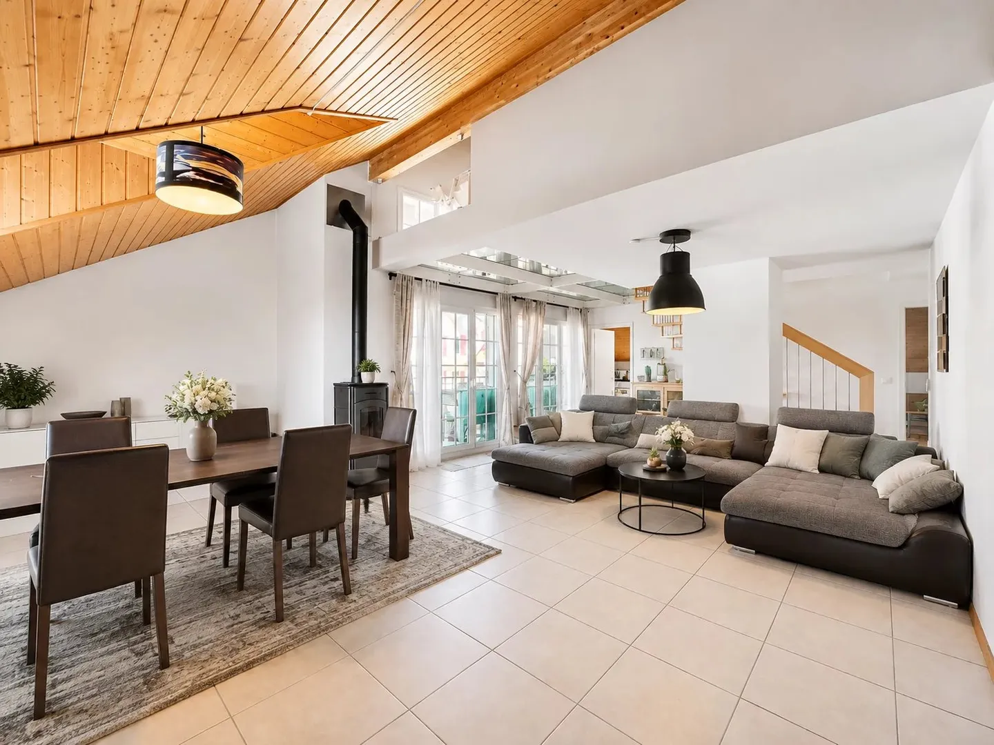 Bright duplex with generous volumes in the heart of Jorat - Photo 4 of 11