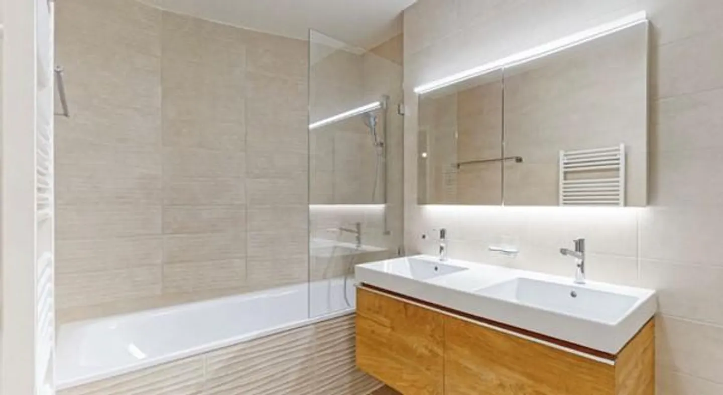 Renovated Apartment Near Train - Photo 4 of 9