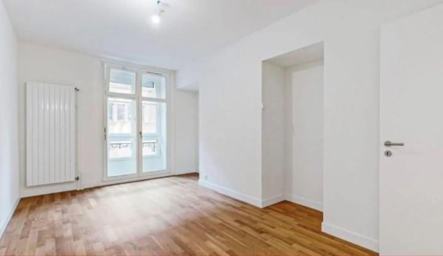 Renovated Apartment Near Train - Photo 5 of 9