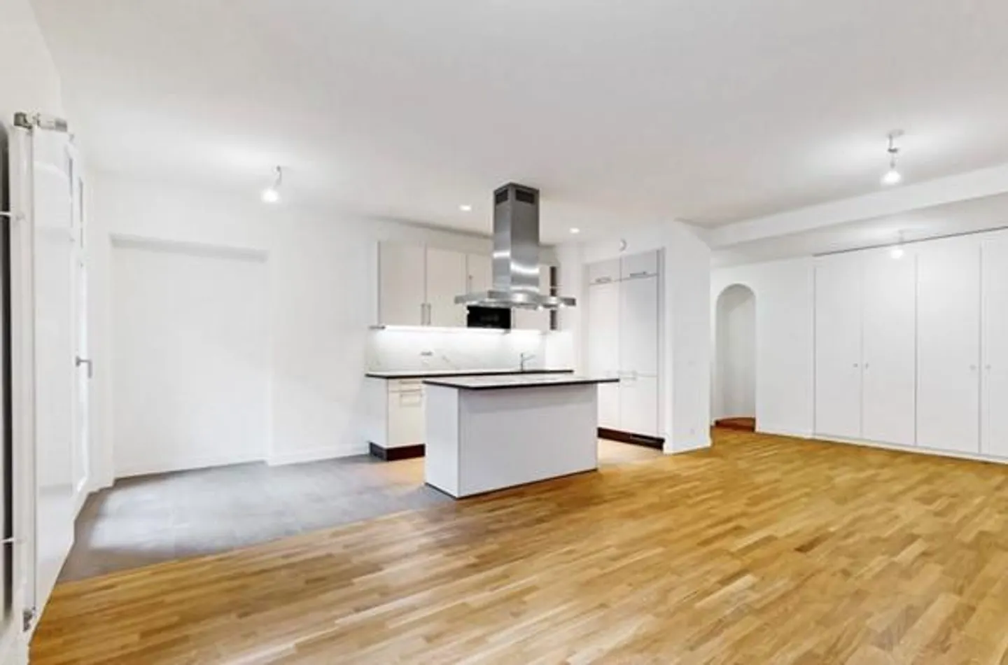 Renovated Apartment Near Train - Photo 2 of 9