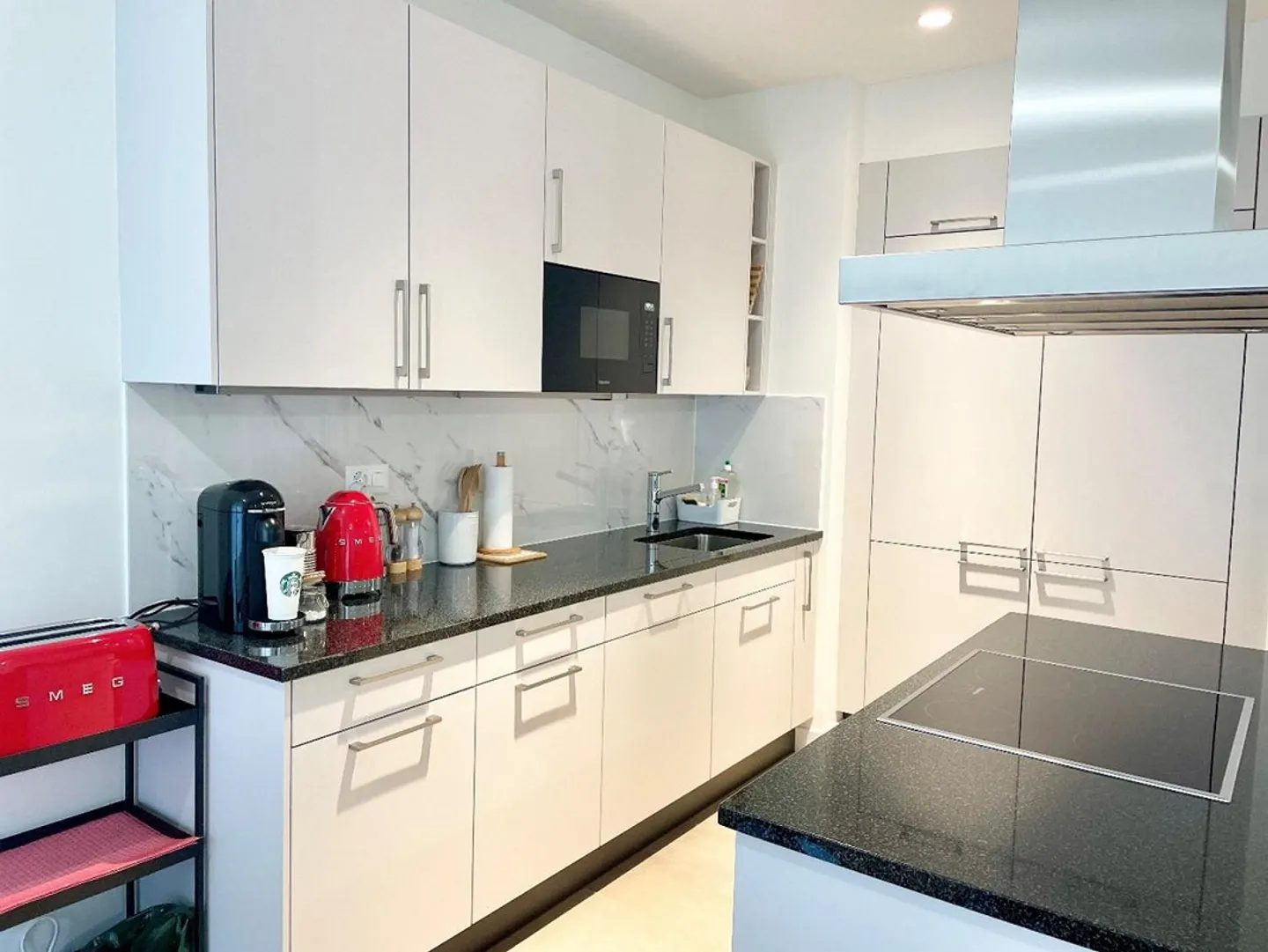 Renovated Apartment Near Train - Photo 7 of 9