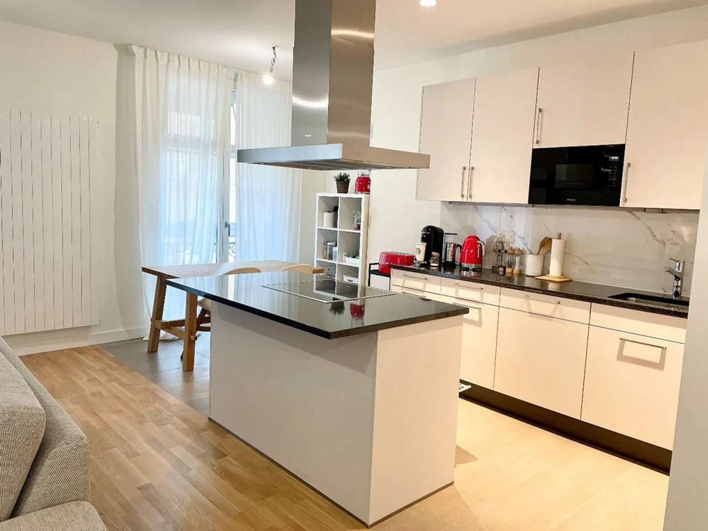 Renovated Apartment Near Train - Photo 8 of 9