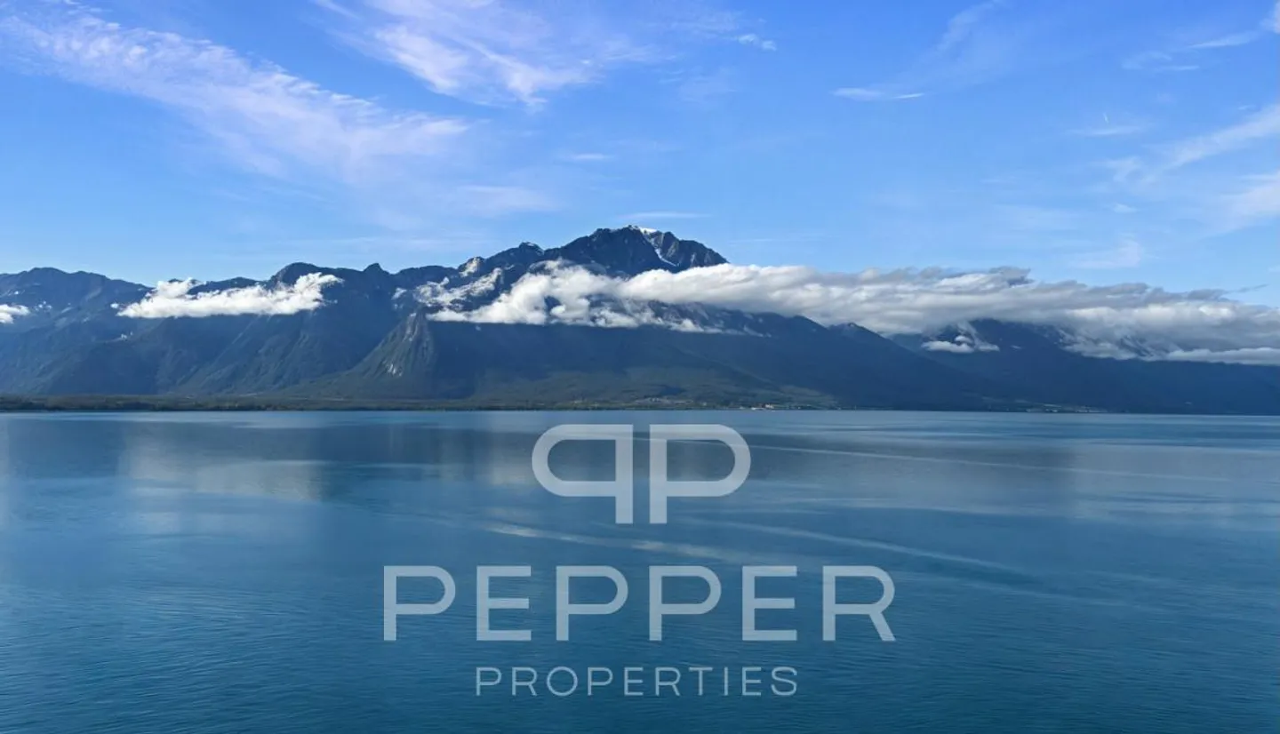 Duplex penthouse rare avec vue panoramique sur le lac Léman et les Alpes - Photo 1 sur 13