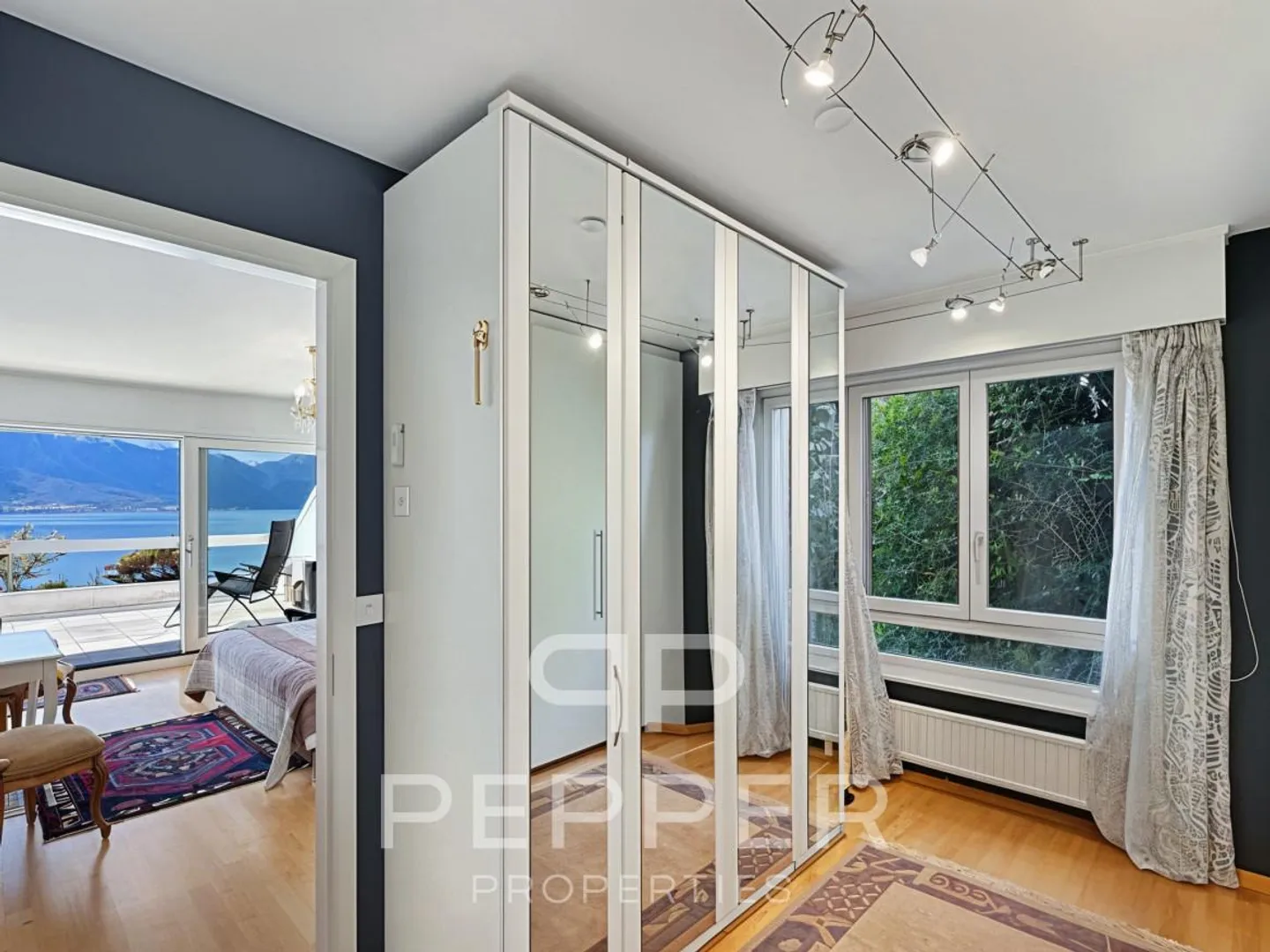 Duplex penthouse rare avec vue panoramique sur le lac Léman et les Alpes - Photo 9 sur 13