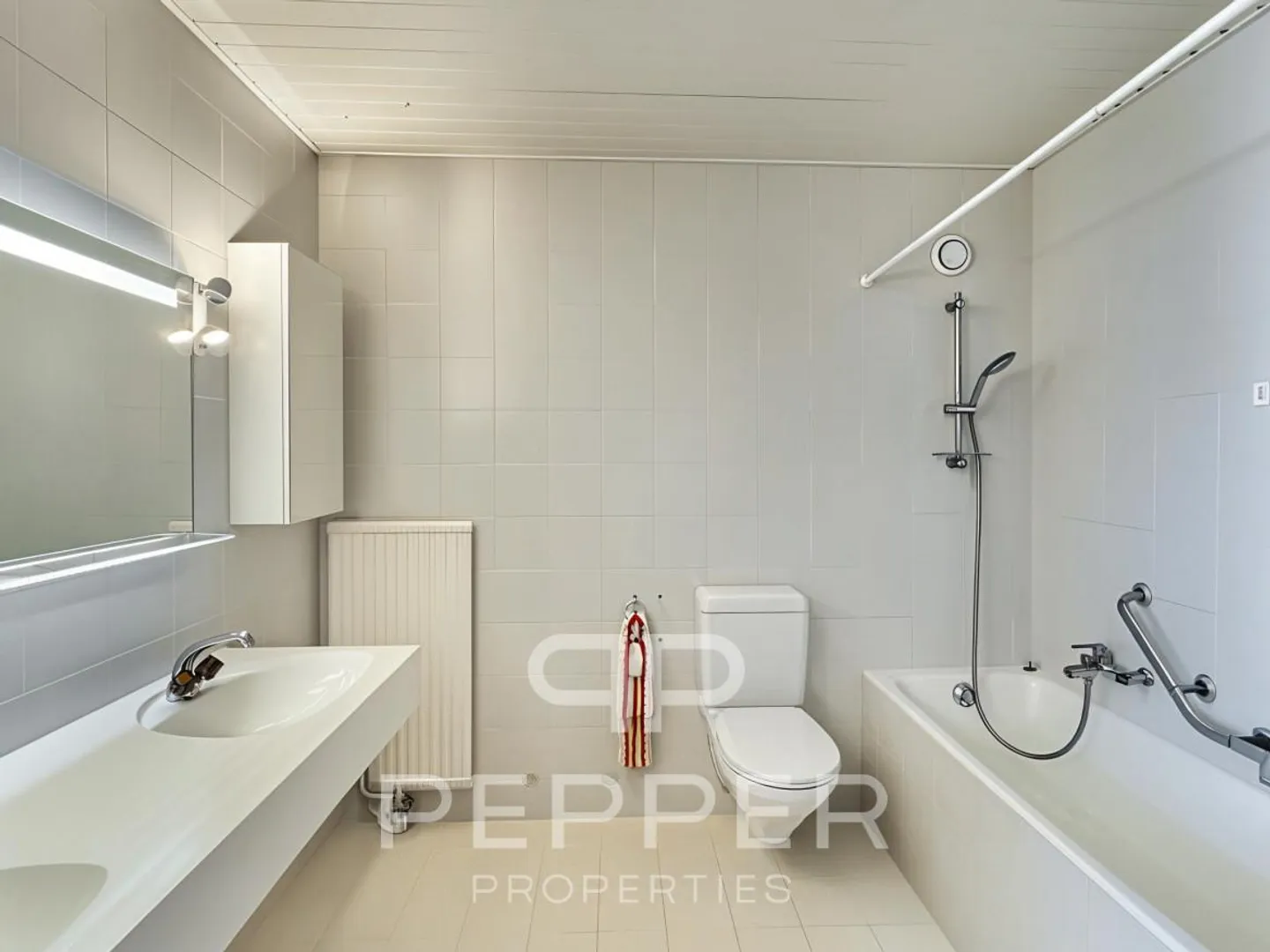 Duplex penthouse rare avec vue panoramique sur le lac Léman et les Alpes - Photo 11 sur 13